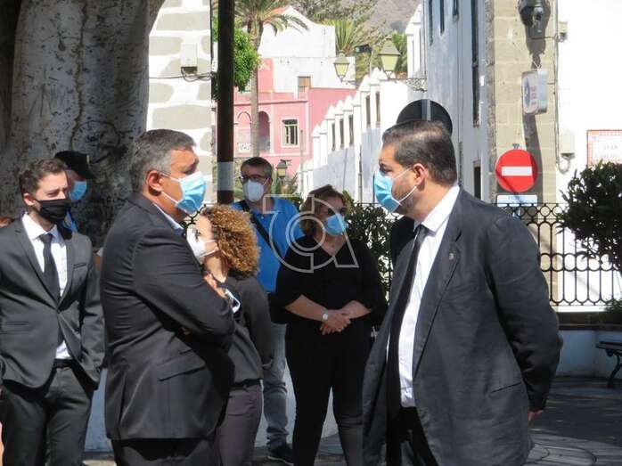 El concejal de Deportes, Diego Ojeda (d), charla con su compañero de siglas Servando González, responsable de Fiestas, esta mañana en la plaza de San Juan (Foto TA)